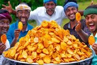 ببینید| غذای روستایی در هند؛ تهیه چیپس سیب زمینی در طبیعت روستا