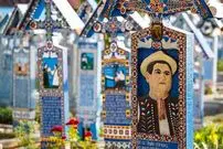 اهالی این روستا با لحنی طنزآمیز به استقبال مردگان می‌روند