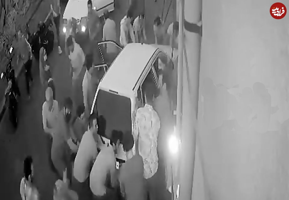لحظه تصادف وحشتناک پراید با مردم در صف نانوایی
