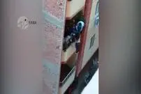 (ویدیو) نجات جان زنی که شوهرش او را از بالکن به بیرون پرتاب کرد!