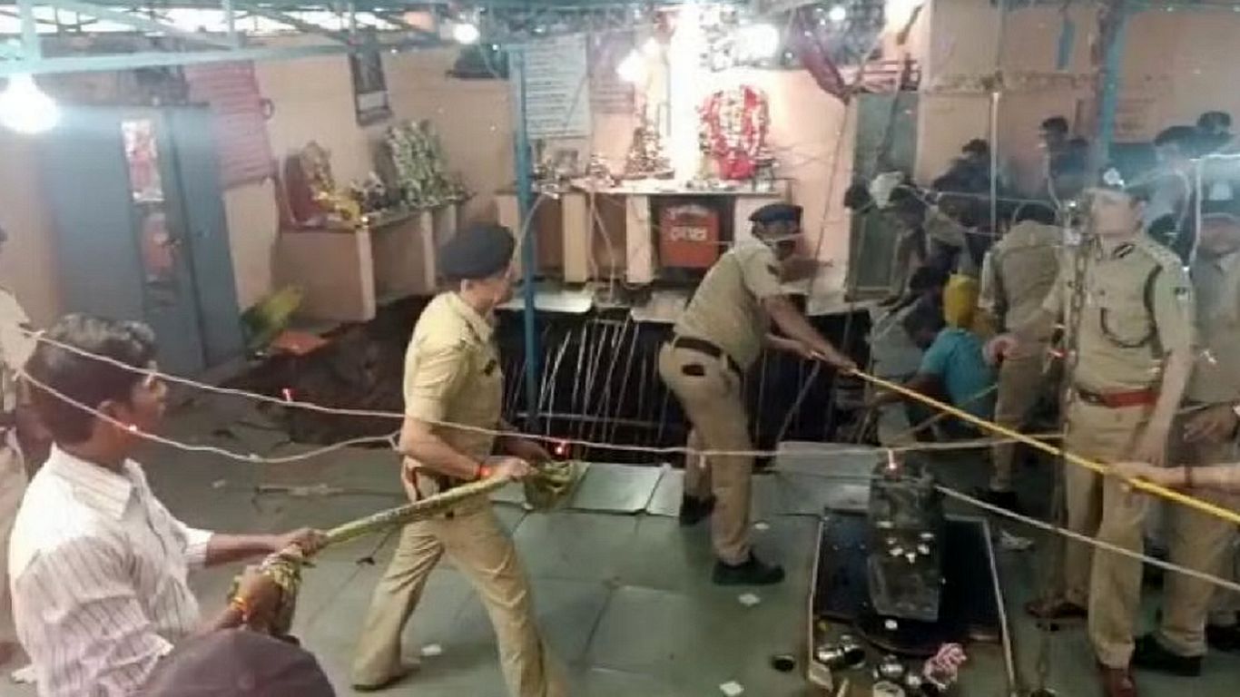 جزئیات مرگ ۱۲ هندی به دلیل فرو ریختن کف معبد