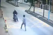(ویدیو) گرفتن سارق به روش جکی چان؛ اعمال قانون در محل!