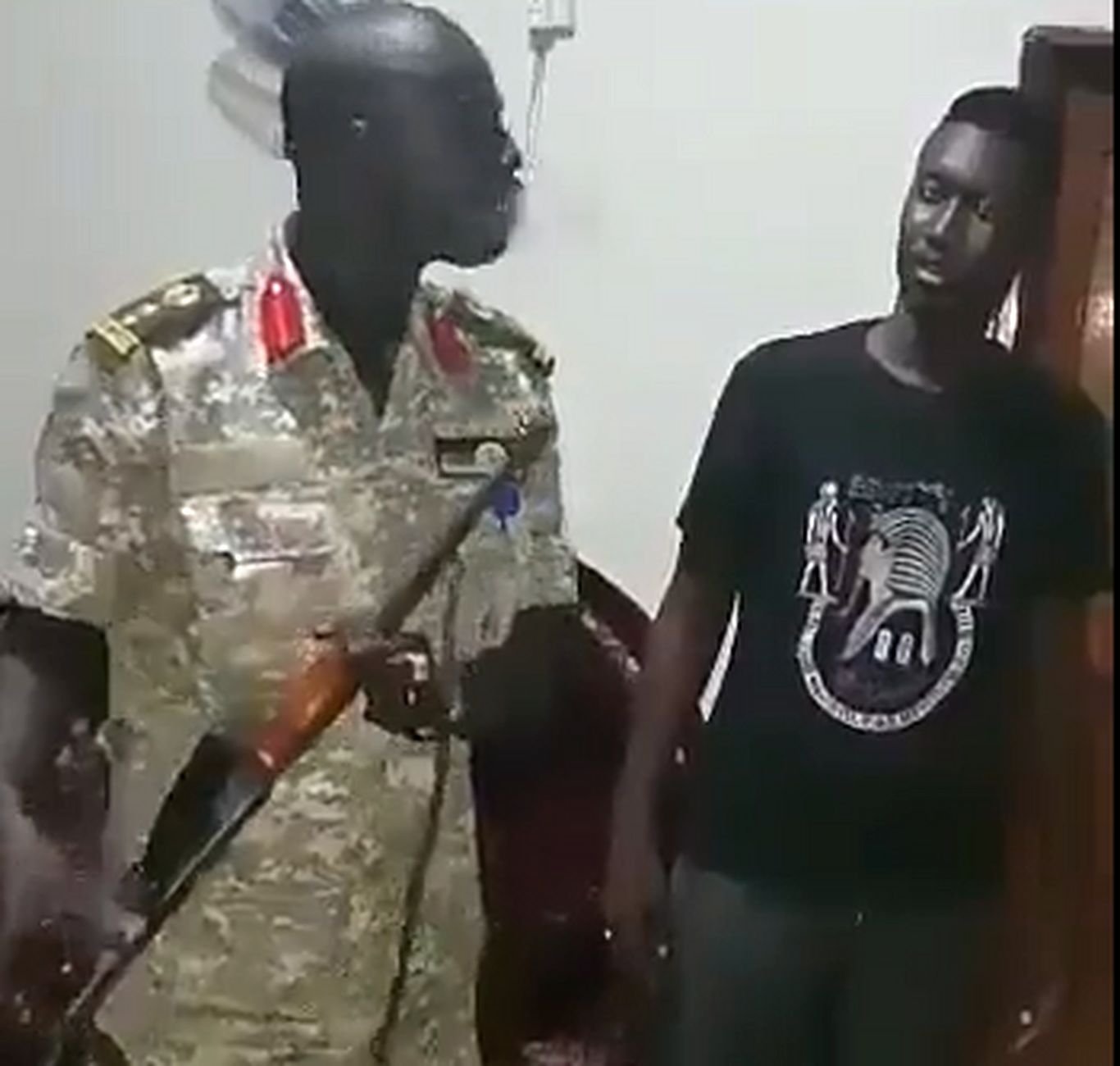 (ویدئو) مهارت ترسناک یک سرباز در مهار گلوله پس از شلیک به داخل دهانش!