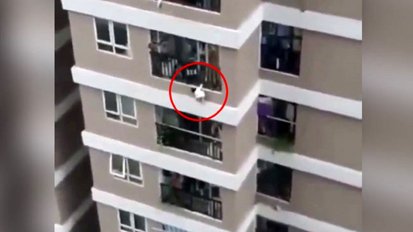 (ویدئو) نجات معجزه آسای یک کودک دو ساله بعد از سقوط از طبقه پنجم