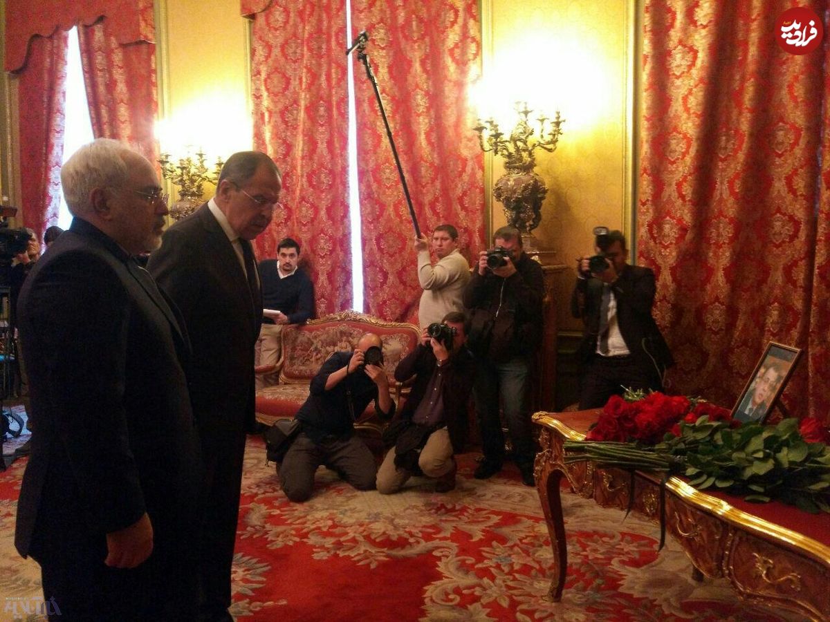 عکس/ ادای احترام ظریف به سفیر جانباخته روسیه
