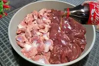 (ویدئو) پخت یک غذای خوشمزه با 1.3 کیلوگرم سنگدان وجگر مرغ به سبک آشپز آمریکایی