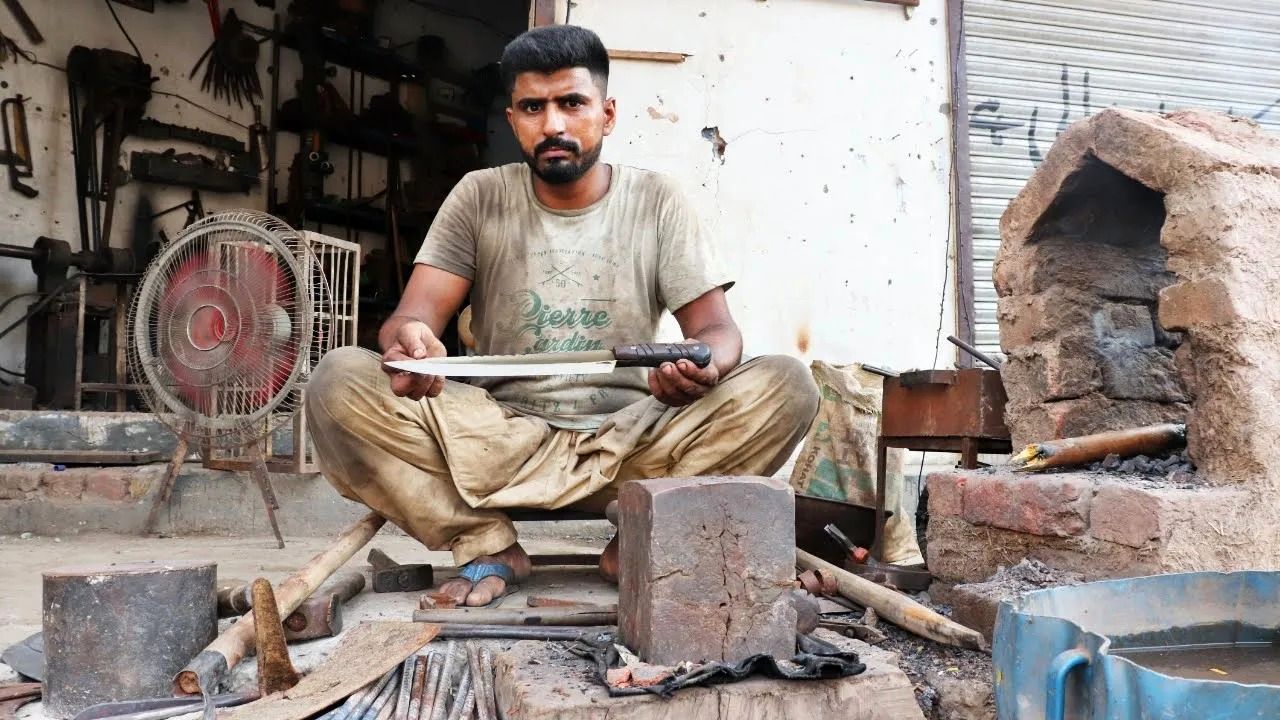 (ویدئو) چگونه آهنگر با استعداد پاکستانی یک بلبرینگ قدیمی را به چاقوی بزرگ تبدیل می کند؟