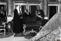 سفر در زمان؛ یادداشت‌های علم، سه‌شنبه ۵ تیر ۱۳۵۲: شاه از ملک فیصل خوشش نمی‌آید، چون راجع به جزایر با ما خوب تا نکرد، دو رویی کرد