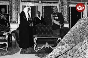 سفر در زمان؛ یادداشت‌های علم، سه‌شنبه ۵ تیر ۱۳۵۲: شاه از ملک فیصل خوشش نمی‌آید، چون راجع به جزایر با ما خوب تا نکرد، دو رویی کرد