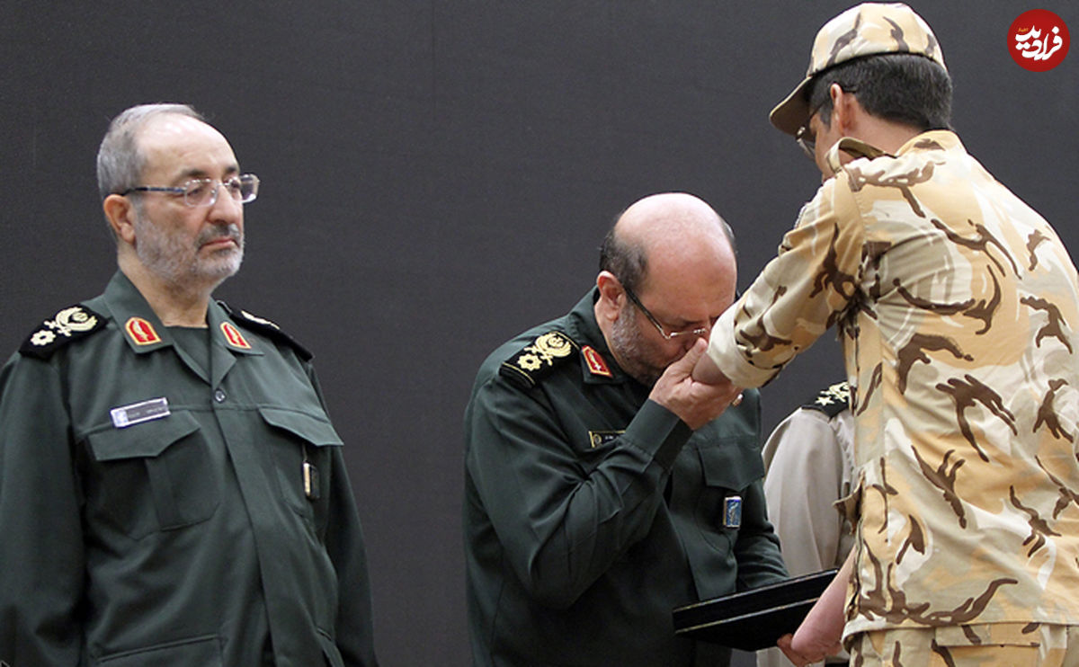 تصاویر/ بوسه وزیر بر دستان یک سرباز