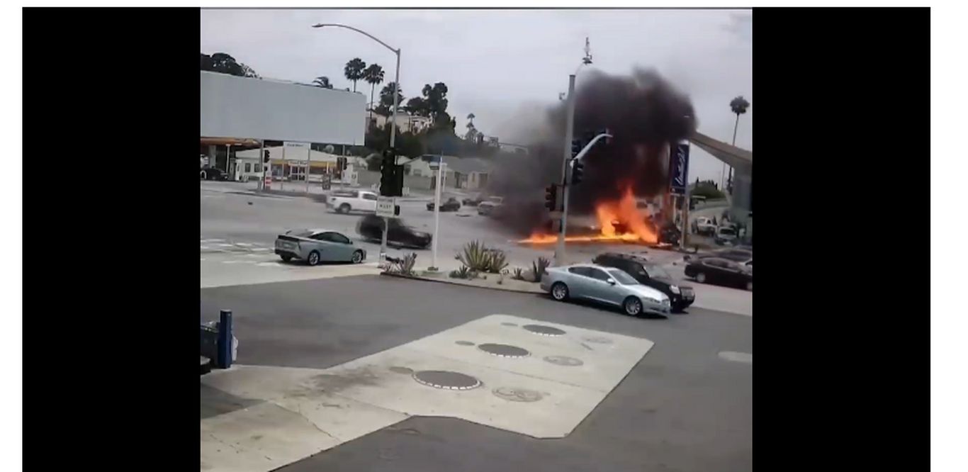 (ویدئو) حماقت یک راننده؛ لحظه هولناک تصادف و انفجار یک خودرو!
