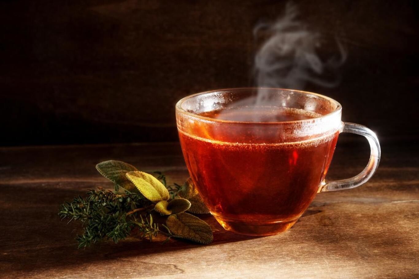 چرا نوشیدن مداوم چای پُر رنگ مضر است؟