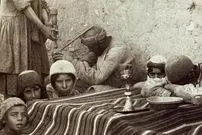 عکس| سفر به ایران قدیم؛ تصویری یک خانوادۀ پرجمعیت ایرانی در دوران قاجار در زیر کرسی