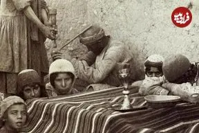 عکس| سفر به ایران قدیم؛ تصویری یک خانوادۀ پرجمعیت ایرانی در دوران قاجار در زیر کرسی