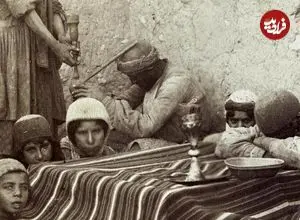 عکس| سفر به ایران قدیم؛ تصویری یک خانوادۀ پرجمعیت ایرانی در دوران قاجار در زیر کرسی