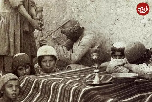 عکس| سفر به ایران قدیم؛ تصویری یک خانوادۀ پرجمعیت ایرانی در دوران قاجار در زیر کرسی