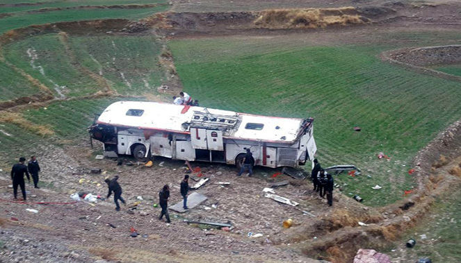 تصاویر/ سقوط اتوبوس مسافربری به دره