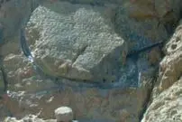 (تصویر) کتیبه 3000 ساله را از کوه کندند و بردند!