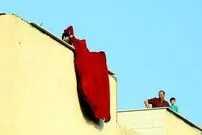 کری‌خوانی هوادار پرسپولیس برای استقلالی‌ها