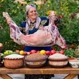 ببینید| غذای روستایی در آذربایجان؛ کباب کردن بز شکم پر روی آتش
