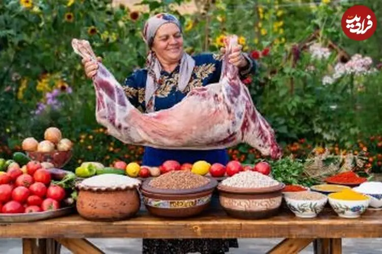ببینید| غذای روستایی در آذربایجان؛ کباب کردن بز شکم پر روی آتش