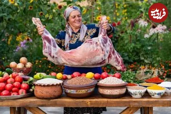 ببینید| غذای روستایی در آذربایجان؛ کباب کردن بز شکم پر روی آتش