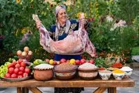 ببینید| غذای روستایی در آذربایجان؛ کباب کردن بز شکم پر روی آتش