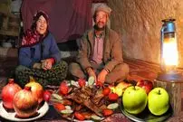 ببینید| غذای روستایی در افغانستان؛ پخت نان در تنور و سرخ کردن ماهی توسط زوج مسن افغان