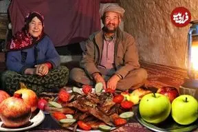ببینید| غذای روستایی در افغانستان؛ پخت نان در تنور و سرخ کردن ماهی توسط زوج مسن افغان