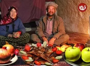 ببینید| غذای روستایی در افغانستان؛ پخت نان در تنور و سرخ کردن ماهی توسط زوج مسن افغان