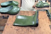 ببینید| مراحل تماشایی ساخت صندل با استفاده از یک چکمه قدیمی 
