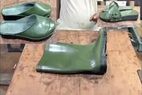 ببینید| مراحل تماشایی ساخت صندل با استفاده از یک چکمه قدیمی 