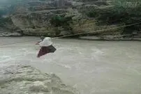 عکس/ این کودکان چگونه به مدرسه می‎روند؟