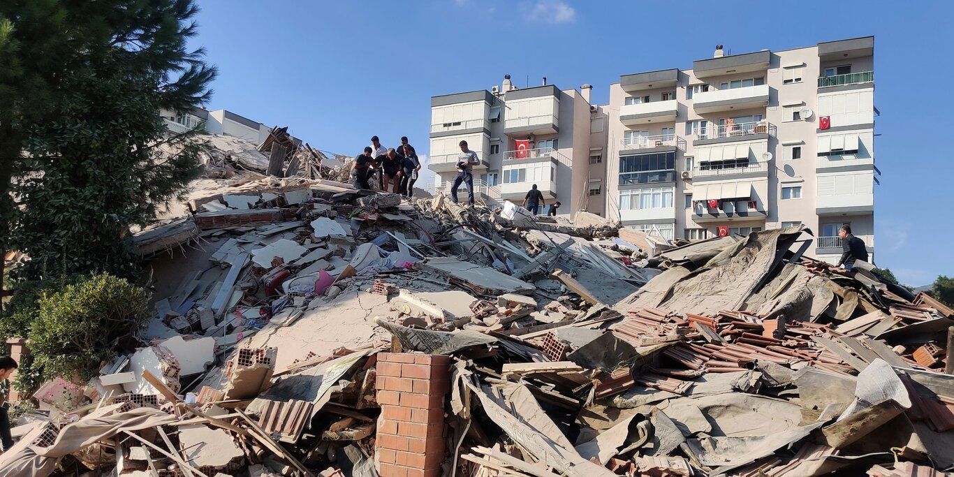 (ویدئو) لحظه تصادف وحشتناک به خاطر فرار از زلزله؛ ۴ نفر جان باختند!