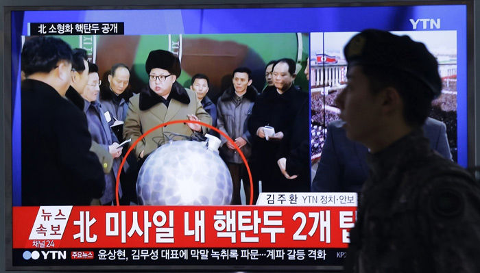 عکس/ رهبر کره‌شمالی در کنار بمب هسته‌ای