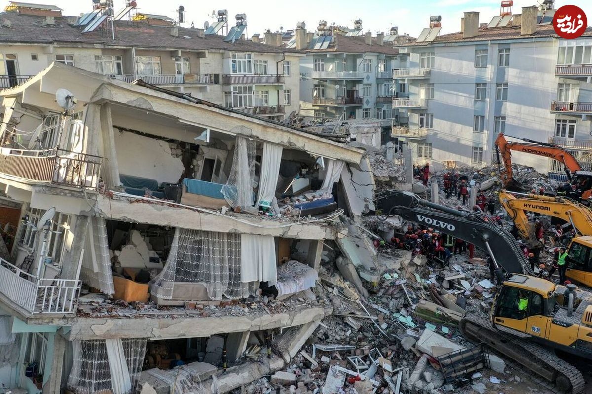 عکسی عجیب از یک ساختمان در زلزله ترکیه؛ فقط بالکن به جا مانده است!