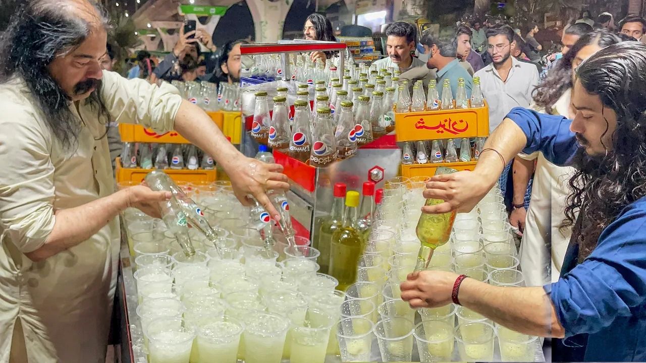 (ویدئو) فرایند تهیه آب لیمو سودا، نوشیدنی محبوب پاکستانی ها توسط چند فروشنده مشهور