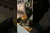 (ویدئو) سرعت خیره کننده این فروشنده چینی در برش زدن طالبی و آناناس