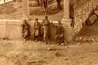 عکس| سفر به ایران قدیم؛ کودکان عهد قاجار در کنار عمارت استخردار اعیانی