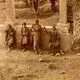 عکس| سفر به ایران قدیم؛ کودکان عهد قاجار در کنار عمارت استخردار اعیانی