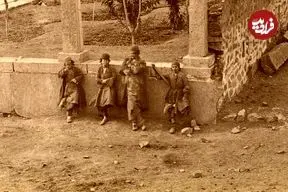 عکس| سفر به ایران قدیم؛ کودکان عهد قاجار در کنار عمارت استخردار اعیانی