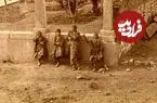 عکس| سفر به ایران قدیم؛ کودکان عهد قاجار در کنار عمارت استخردار اعیانی