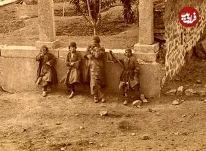 عکس| سفر به ایران قدیم؛ کودکان عهد قاجار در کنار عمارت استخردار اعیانی