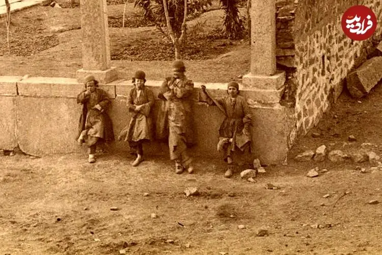 عکس| سفر به ایران قدیم؛ کودکان عهد قاجار در کنار عمارت استخردار اعیانی