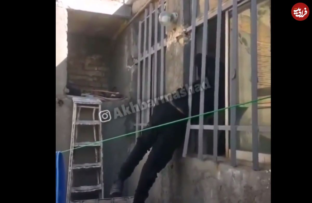 دزد بدشانس لای نردههای پنجره گیر کرد