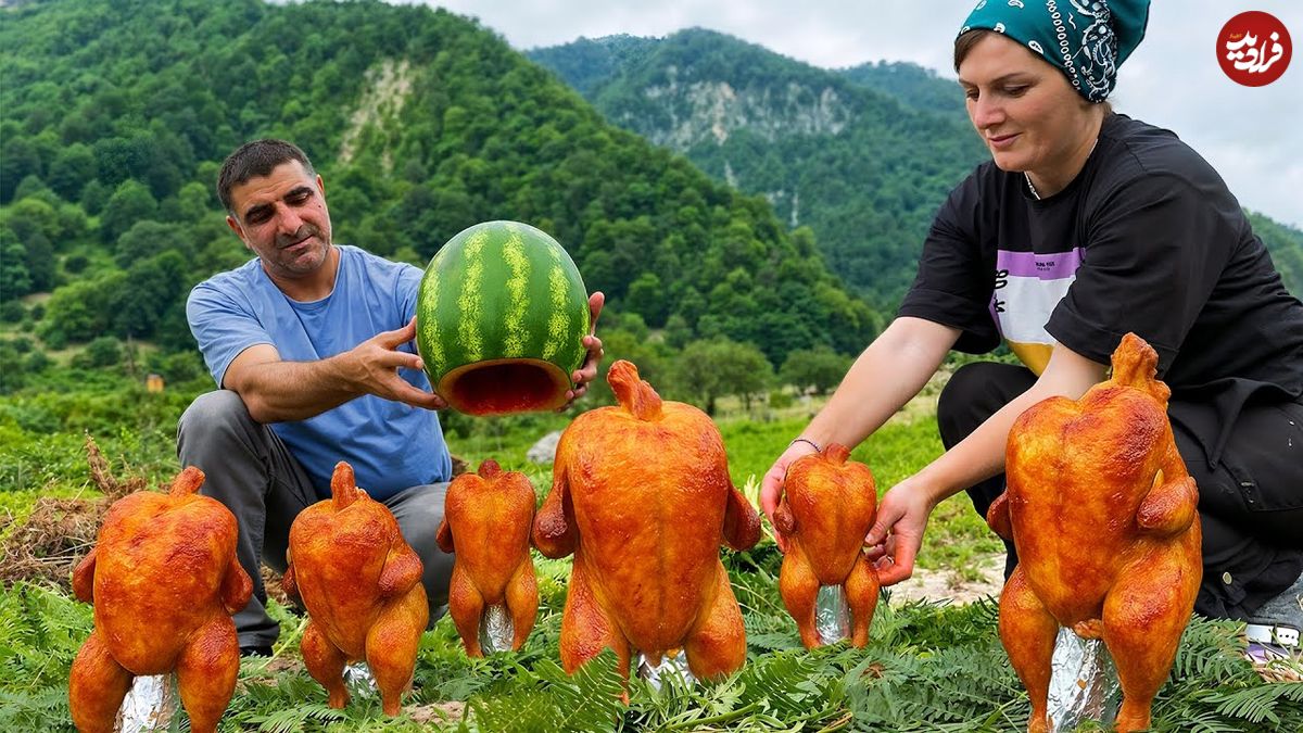 ببینید؛ غذای روستایی در آذربایجان؛ کباب کردن مرغ داخل هندوانه در طبیعت