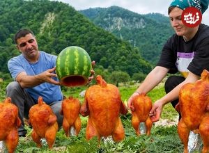 ببینید؛ غذای روستایی در آذربایجان؛ کباب کردن مرغ داخل هندوانه در طبیعت