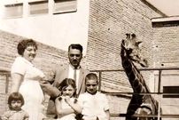 عکس؛ سفر به تاریخ؛ عکس یادگاری بچه‌ها با میمون باغ وحش تهران؛ سال 1351