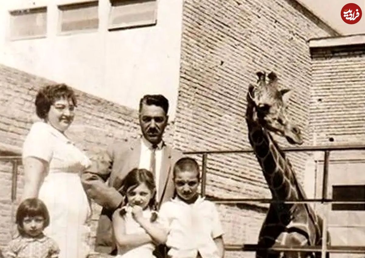 عکس؛ سفر به تاریخ؛ عکس یادگاری بچه‌ها با میمون باغ وحش تهران؛ سال 1351