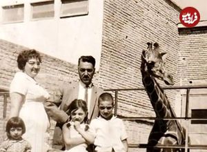 عکس؛ سفر به تاریخ؛ عکس یادگاری بچه‌ها با میمون باغ وحش تهران؛ سال 1351